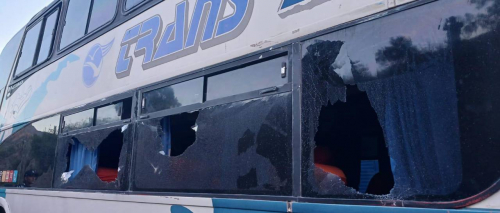 Pasajeros apedrean un bus luego de quedar varados en un bloqueo cuando les aseguraron que pasarían