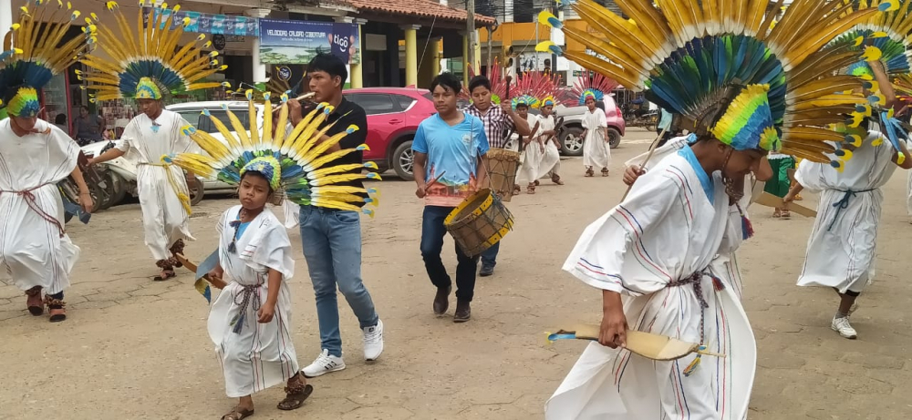 Convocan a elaborar plumajes con  material alternativo y presentan a soberanas