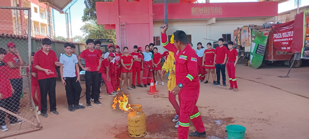 Bomberos "Tocopilla" celebran el Mes del  Niño con un día lleno de diversión y aprendizaje