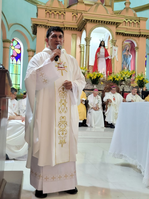 Huacarajeño Víctor Manuel Leigue  fue ordenado sacerdote en Trinidad