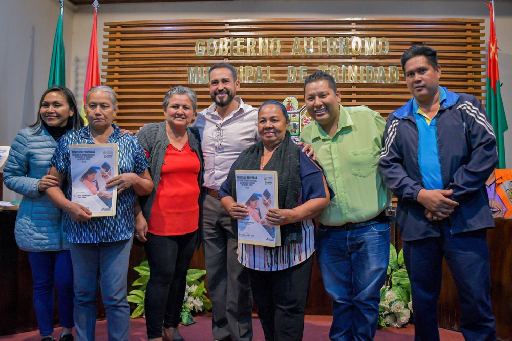 Municipio realiza entrega de 86 minutas de  propiedad a familias del barrio Santa Ines