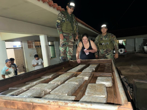 FELCN intercepta vehículo con 21 kilos de marihuana en carretera a Guayaramerin