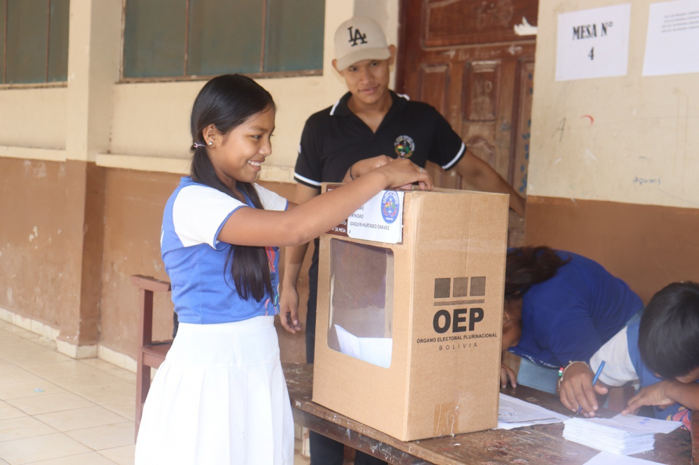 Jornada electoral estudiantil en unidades  educativas promueve la democracia intercultural