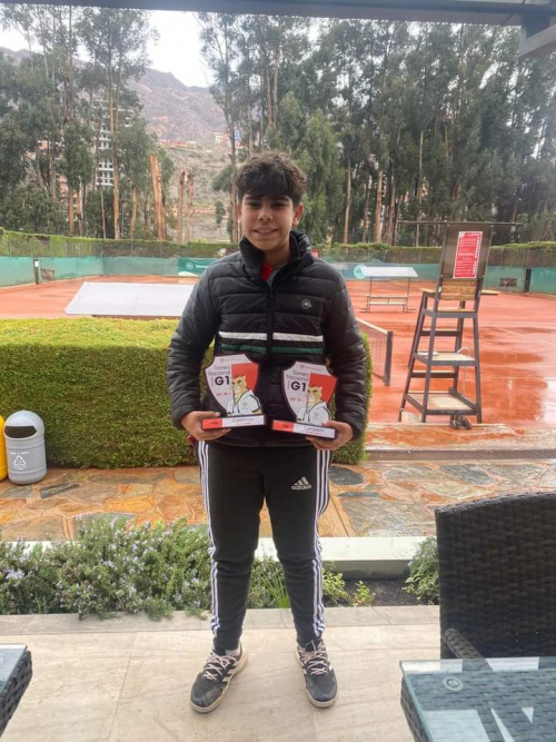 Omar Santiago Vargas Medrano conquista la competencia internacional de tenis Cosat 14 años