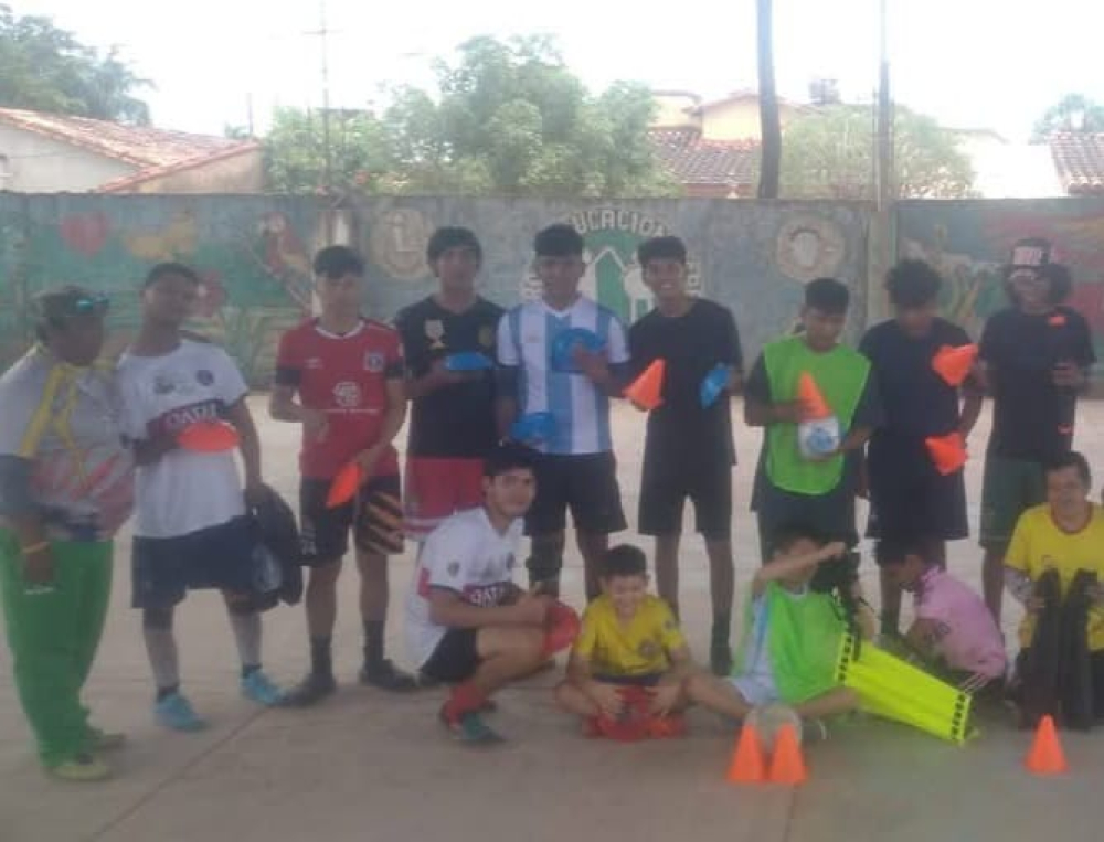 Escuelita "Sache Mojeño" recibe material de Olimpiadas Especiales