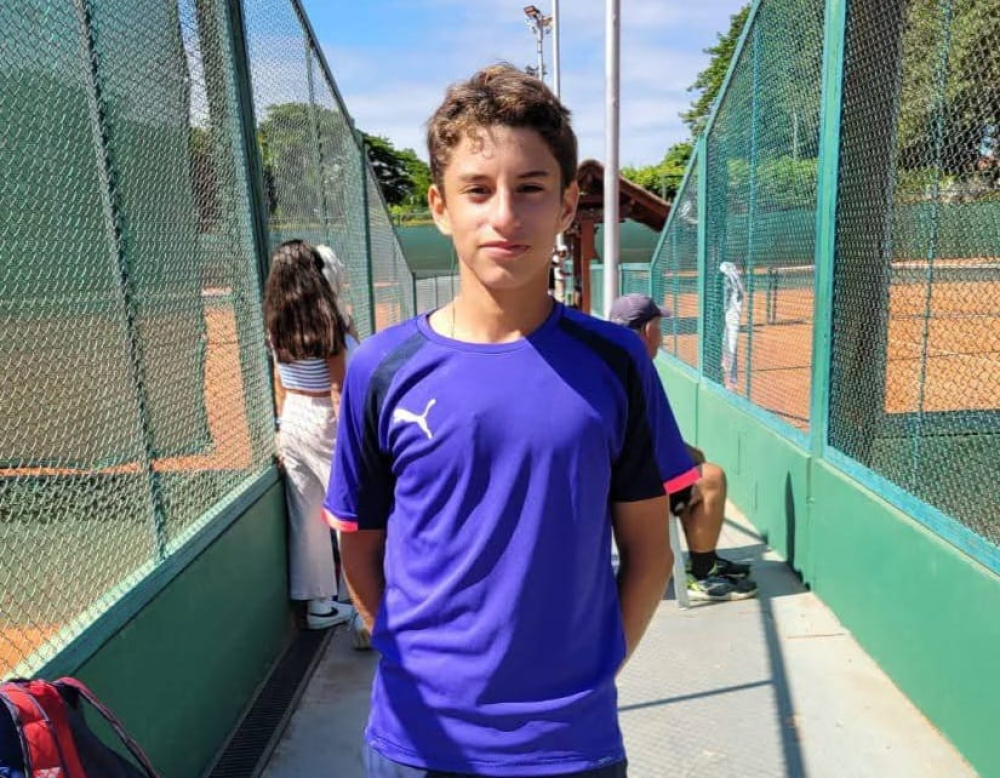 Bruno Velasco y su paso firme hacia el Sudamericano de Tenis