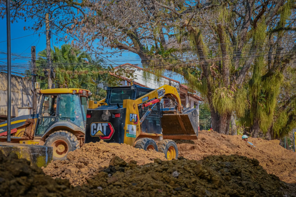 Alcaldía se compromete  a pavimentar la Av. 6 de  Agosto hasta el martes