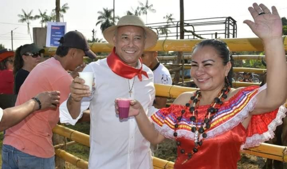 Reyes celebra sus tradiciones: Ambrosía y  concurso de ordeña engalanan la fiesta local