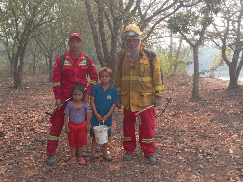 Bomberos controló incendio y protegió a familias