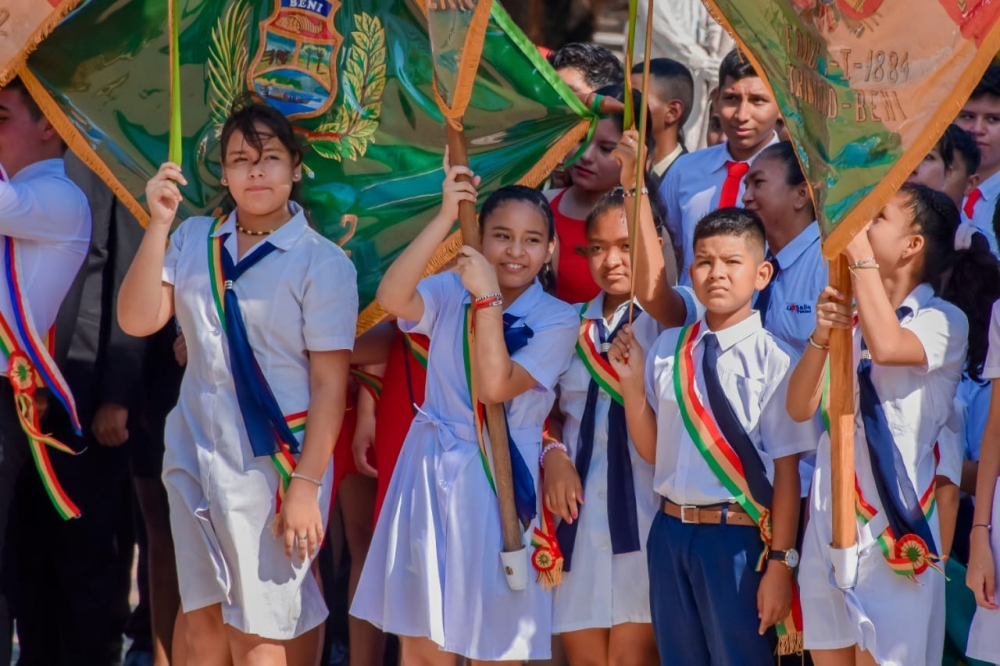 Estudiantes enardecen el espíritu patriótico en los 199 años de Bolivia