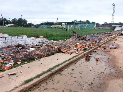 Estadio “Maximino Moreno” queda desprotegido tras caída de barda por fuertes vientos