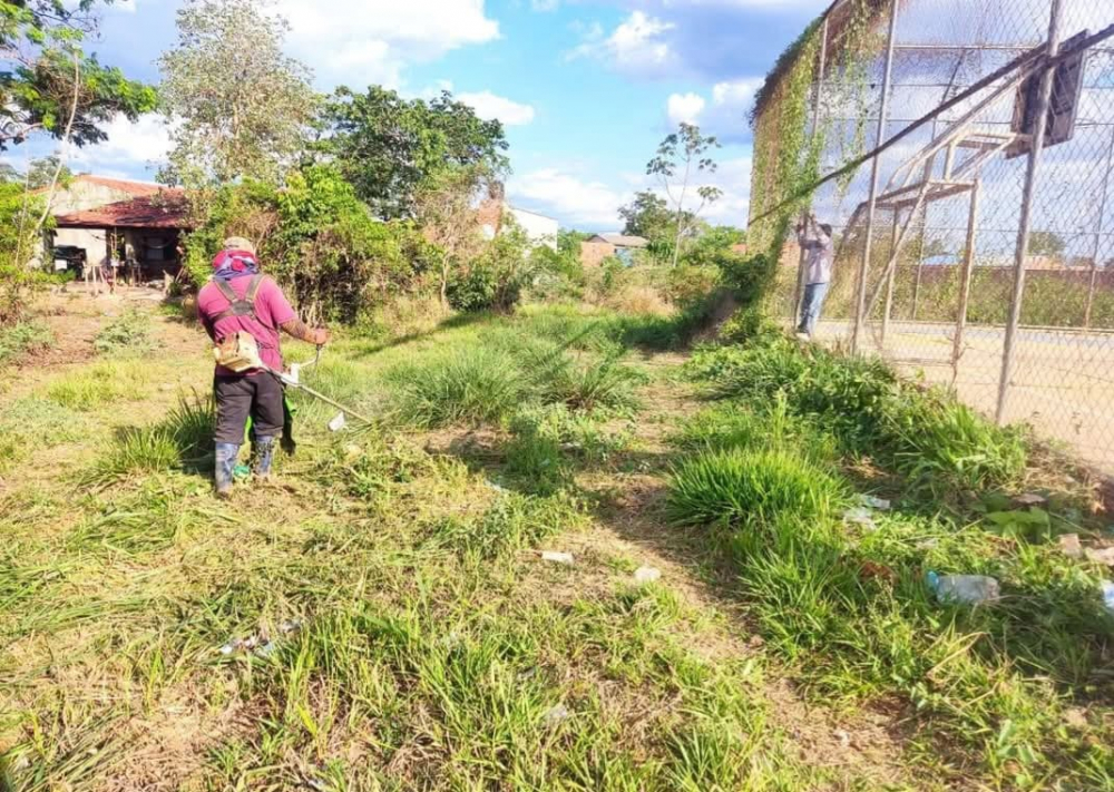 Trinidad optimiza sus campos deportivos con trabajos de mantenimiento