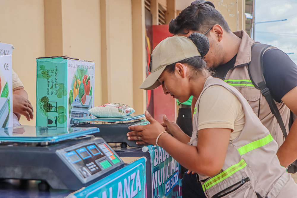 Municipio implementó balanzas certificados con personal de intendencia, en varios mercados de la ciudad