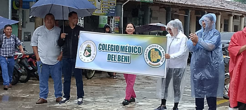 Cientos de trabajadores en salud marcharon a pesar de la lluvia