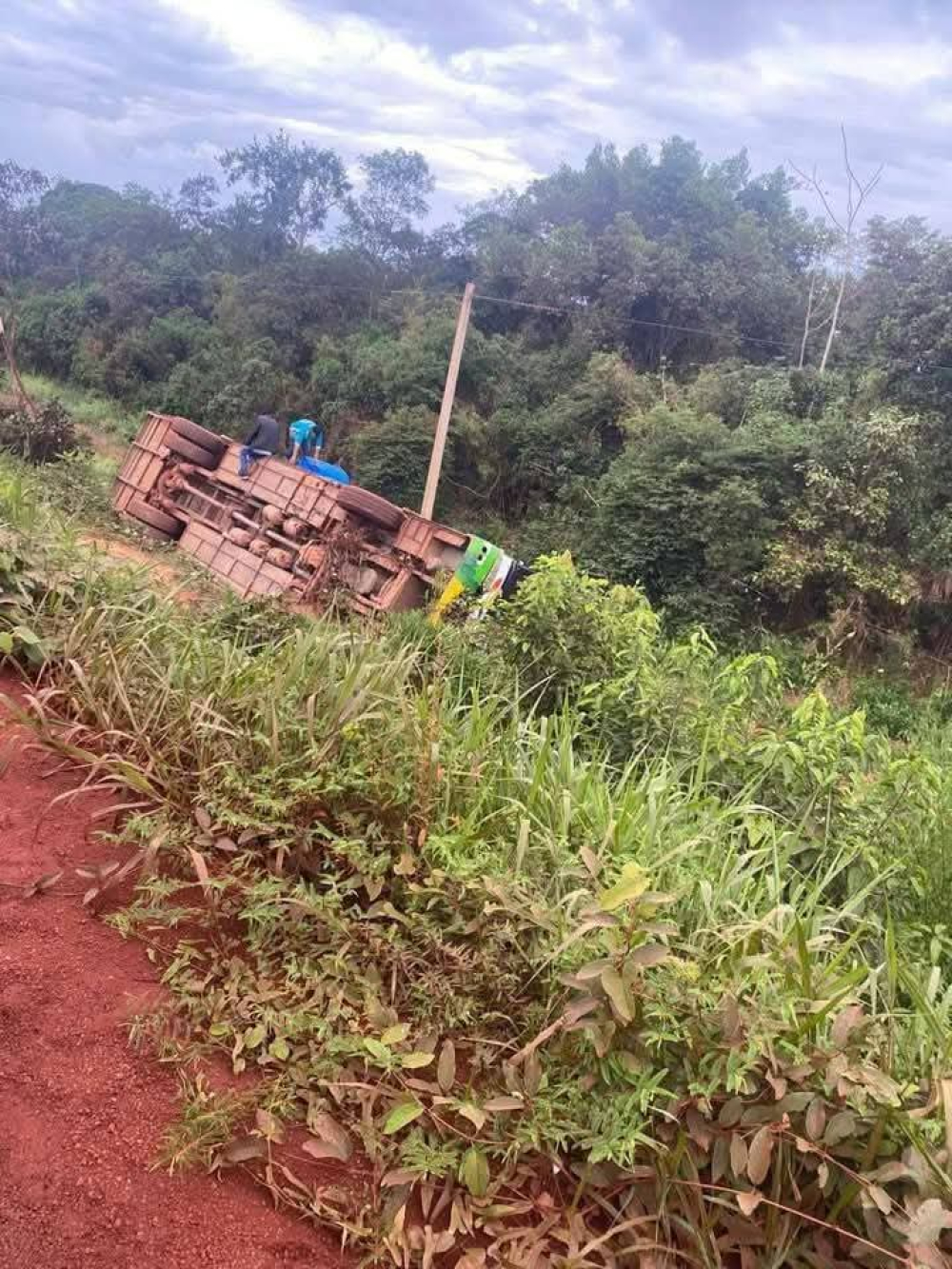 Bus de Trans Pando sufrió vuelque en la carretera Cobija - La Paz