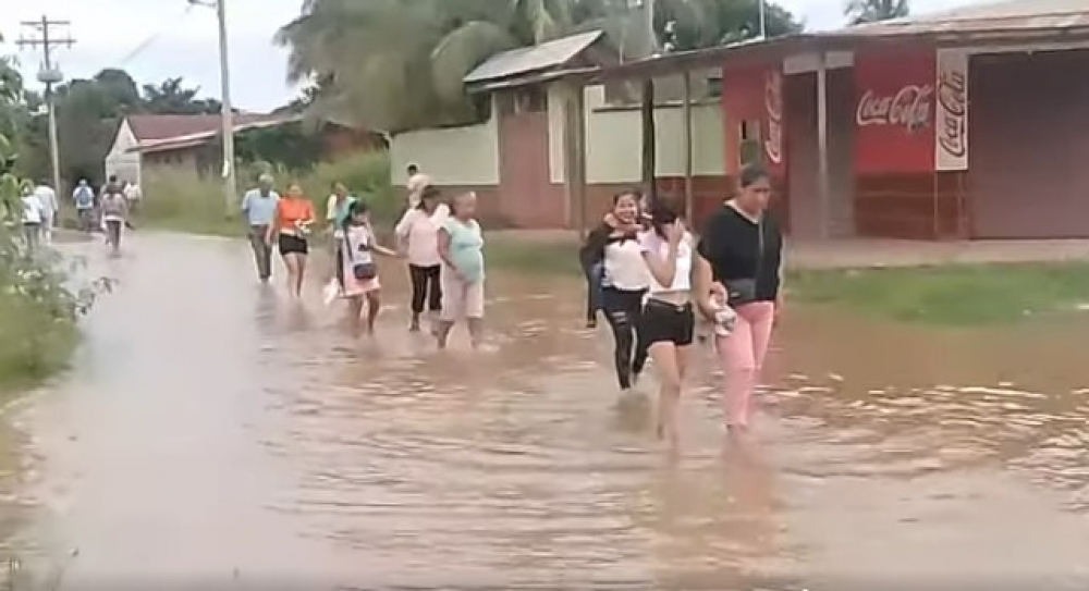 Lluvias complicaron acceso en algunos recintos electorales en San Borja