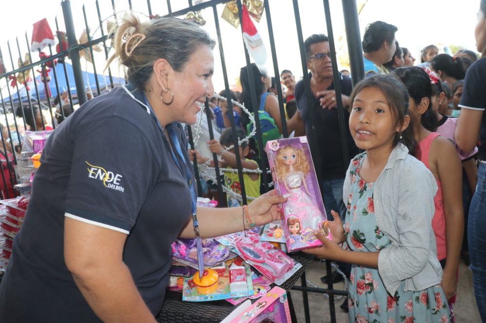 ENDE DELBENI adelantó la Navidad con la entrega de regalos a niños de Trinidad