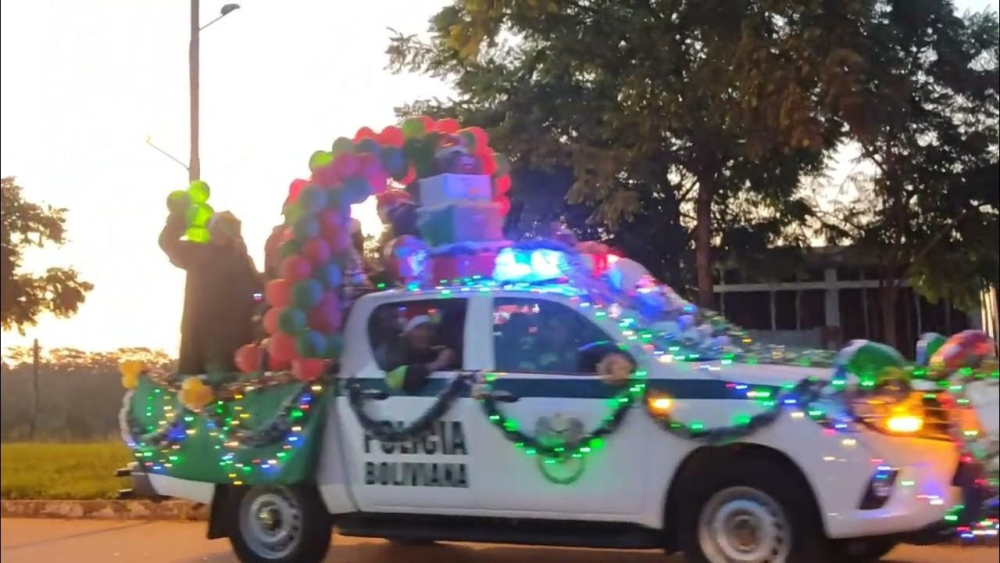 Agasajo: Policía desarrollo caravana navideña con regalos y festival para los niños abriendo así la navidad