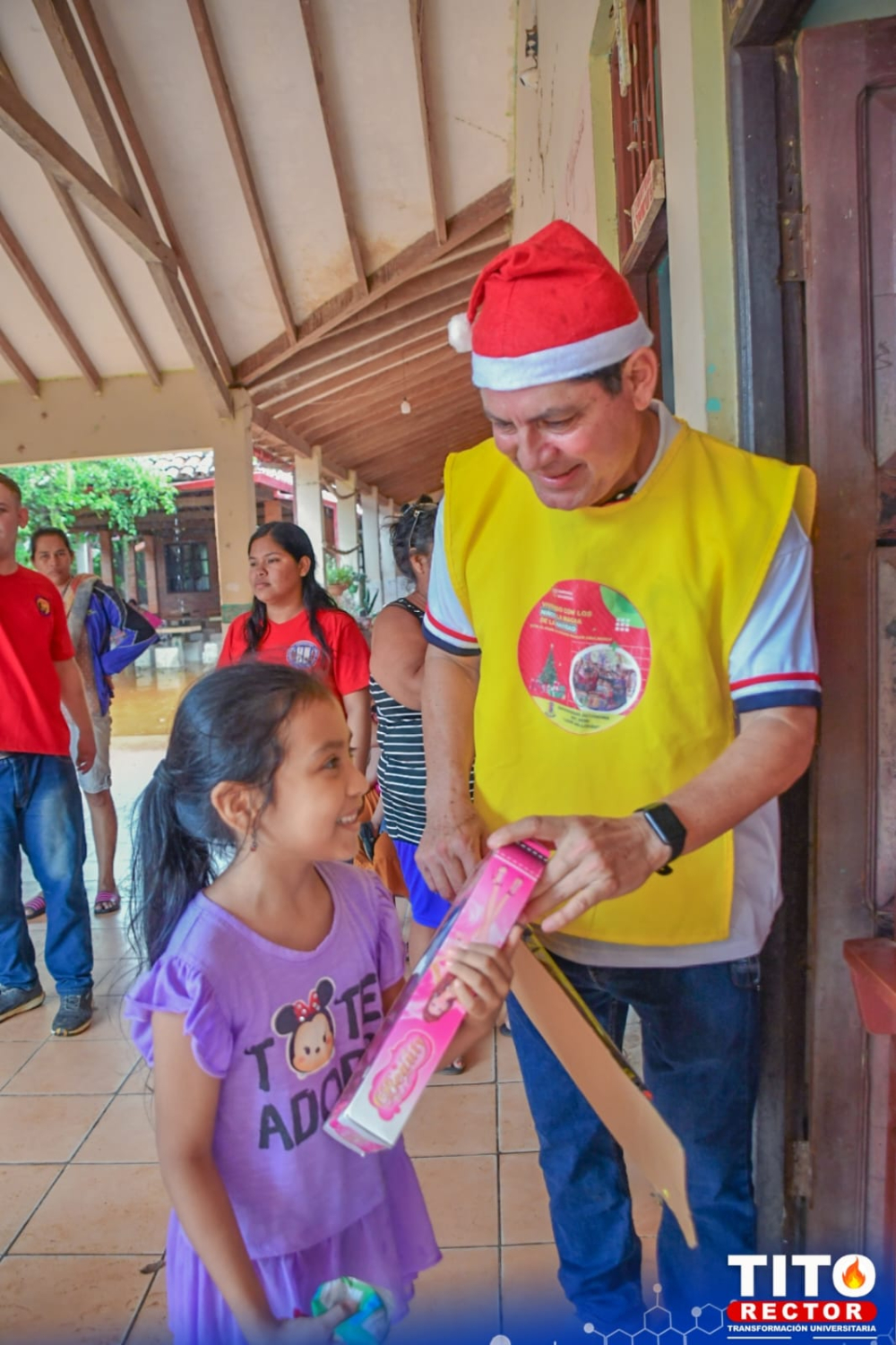 UAB y Padre Alcibiades entregaron juguetes a los niños de barrios trinitarios