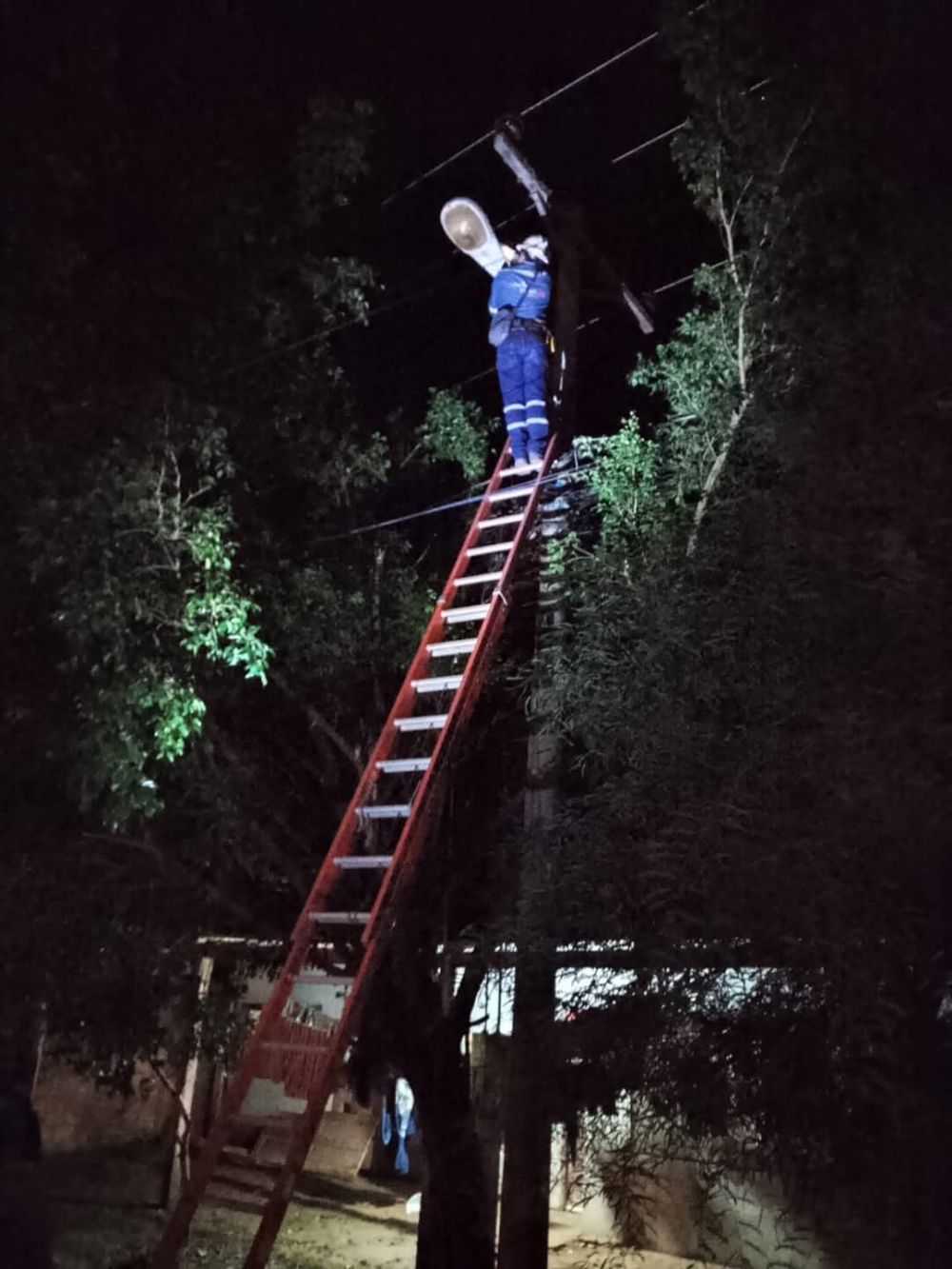 EDASPA instala luminarias en calles y avenidas de Trinidad