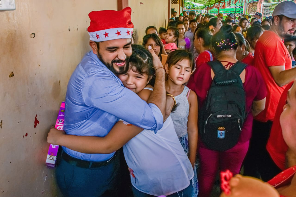 Alcalde de Trinidad entregó  juguetes a cientos de niños y niñas de la capital