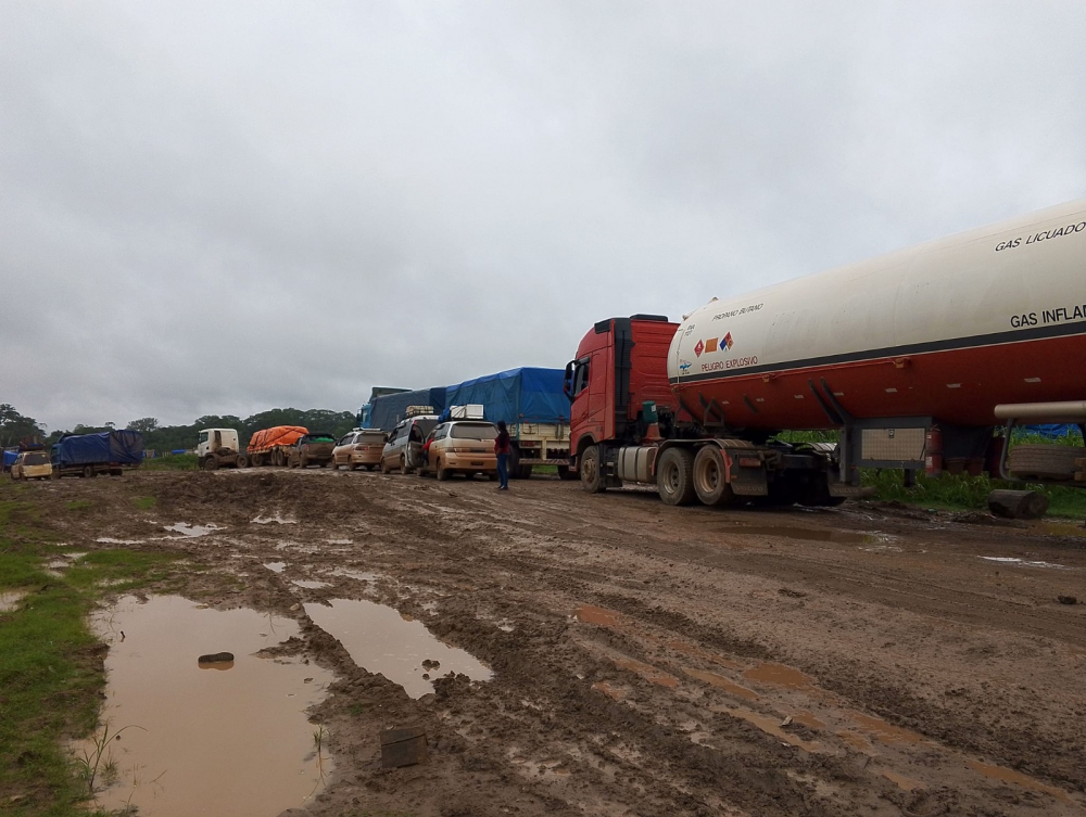 “Cada día varados es una pérdida”: Transportistas demandan acción del Gobierno para construir puente