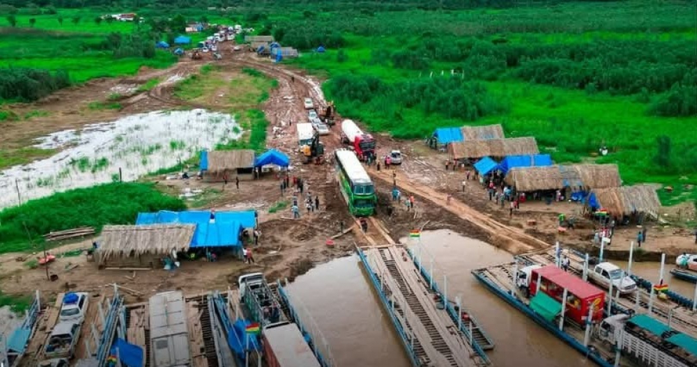 Kilómetros de vehículos varados en el Mamoré: Velarde insta al Gobierno a cumplir su promesa de construir puente