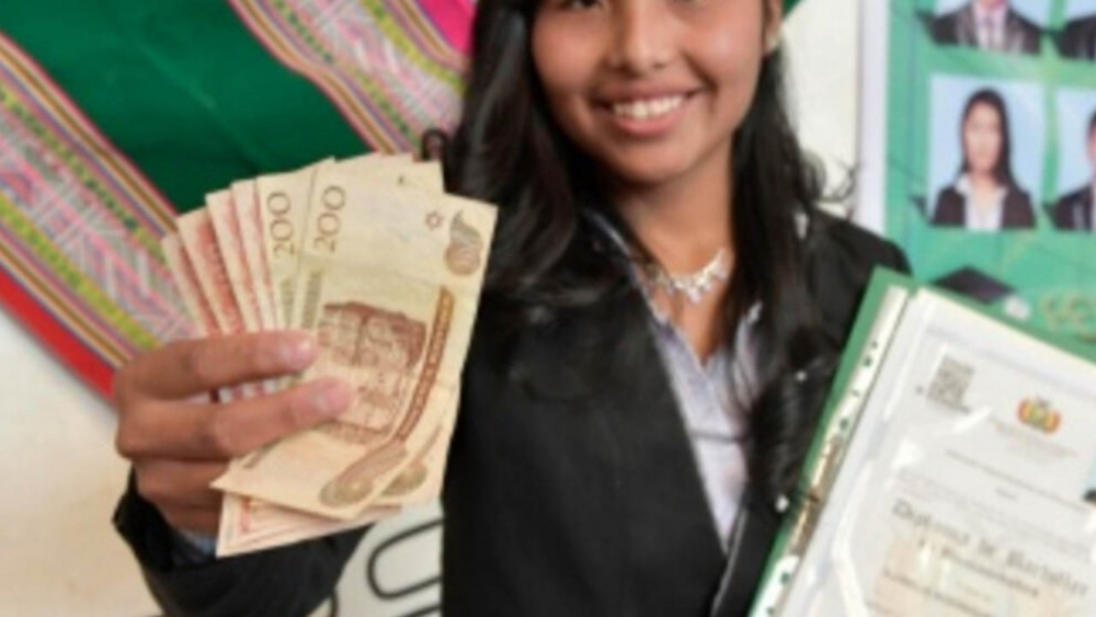 Bachilleres destacados recibieron mil bolivianos, y 10 mil bachilleres recibirán su diploma esta semana