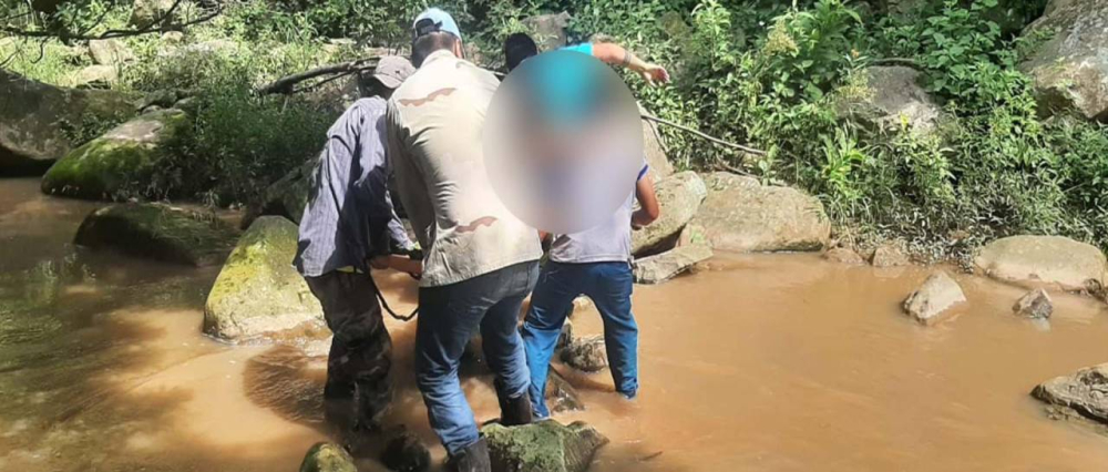 Hay un muerto: Familia se embarranca en la ruta a Samaipata y ambulancia choca contra una moto al ir a auxiliar