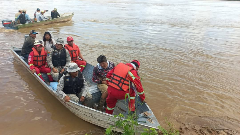 Policía Boliviana en acción en la búsqueda  de persona desaparecida en Laguna Cerro