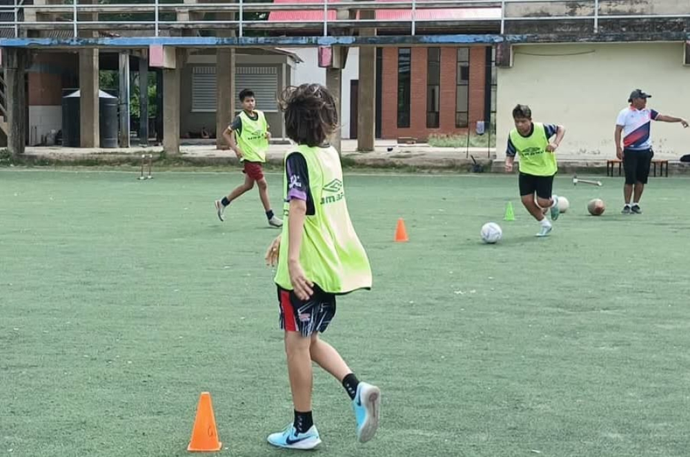 Danny Callaú promueve la pasión por el fútbol en curso vacacional