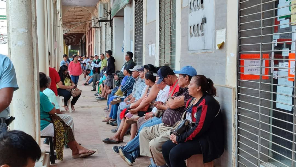 Pacientes de la CNS hacen largas filas para acceder a una ficha