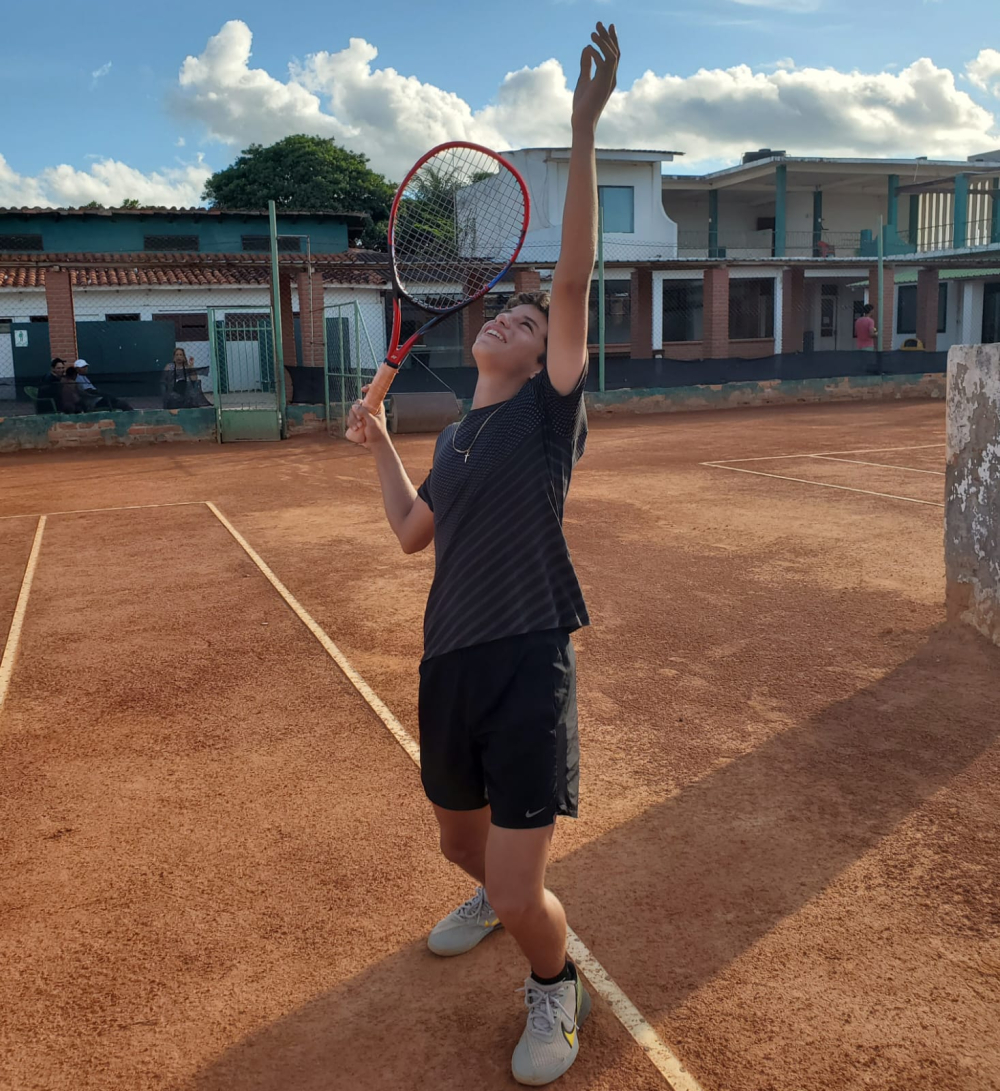 Bruno Velasco lleva su talento al escenario internacional del tenis