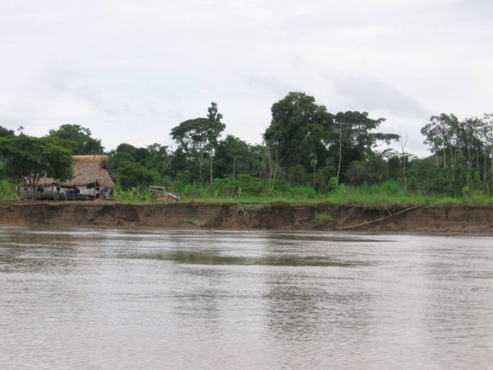 Soldados refuerzan protección en Santa Rosa para frenar “erosión” causada por el río Isiboro