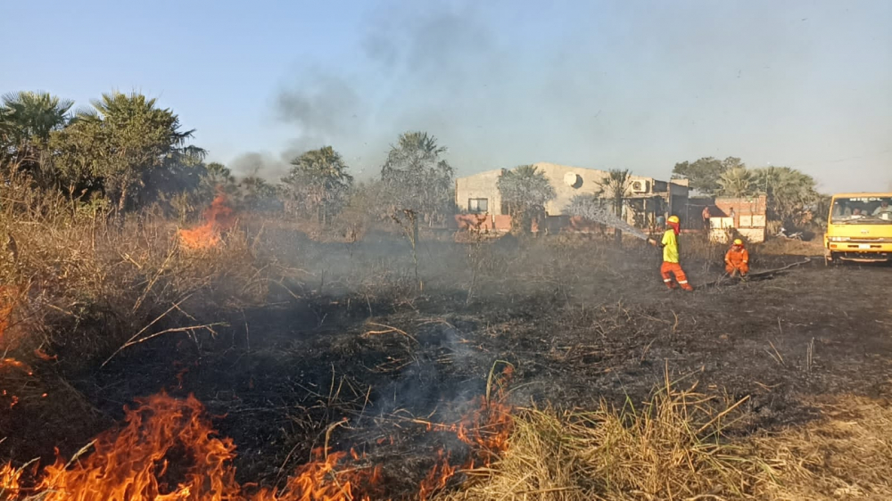 FRENTE AL FUEGO: UGR Y BOMBEROS LOGRAN  CONTENER INCENDIOS EN BARRIOS DE TRINIDAD