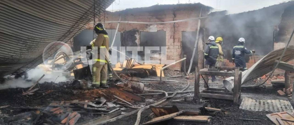 Una madre y su hijo fallecen en el incendio de una carpintería en el Plan Tres Mil