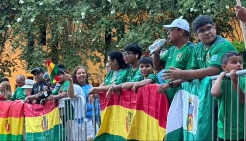 "¡En las buenas y en las malas, viva Bolivia!": Hinchas en EEUU realizan banderazo a la selección