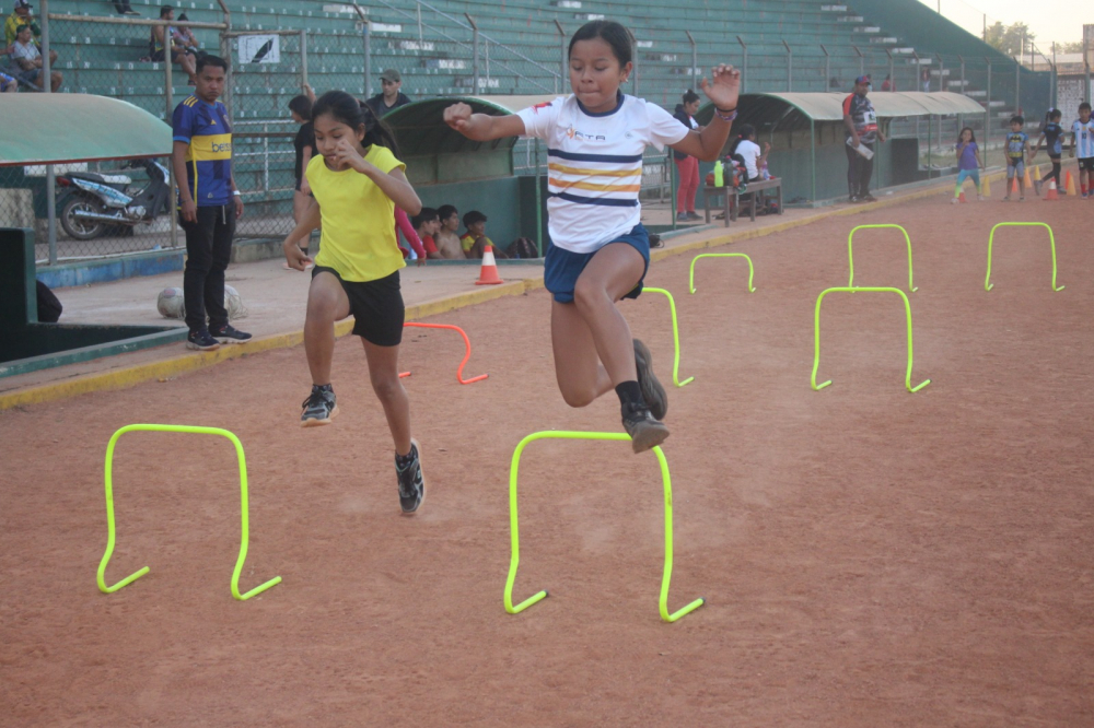 Destacada tenista trinitaria Sofía Calvo Tababary amplía sus horizontes deportivos