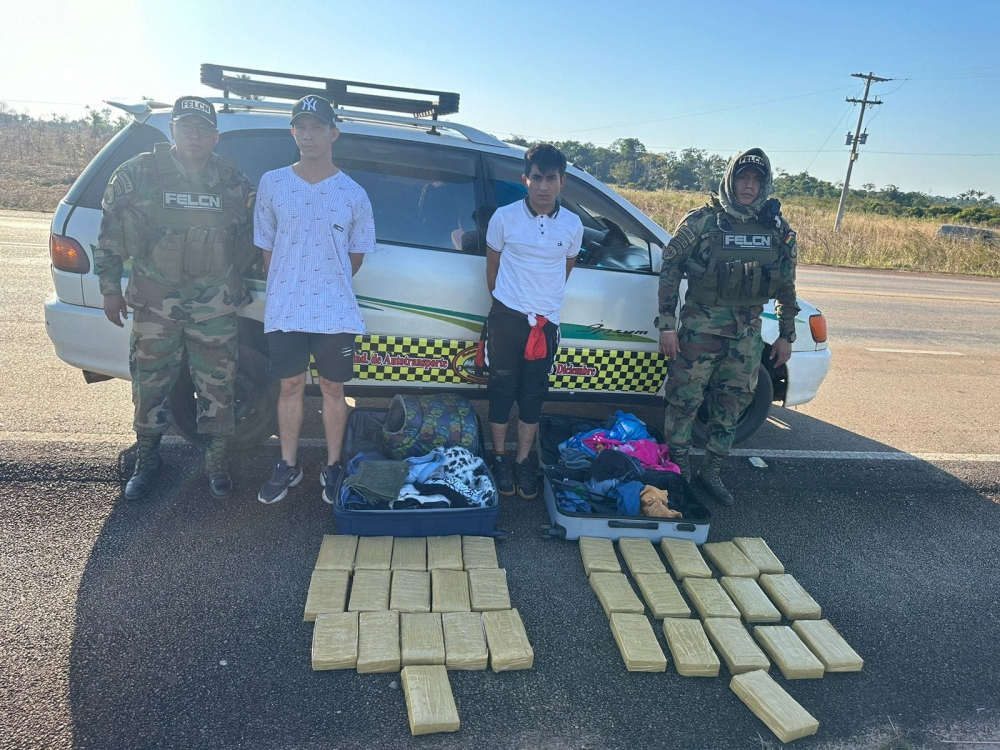 FELCN captura  a dos hombres  con 42 paquetes  de marihuana  en sus maletas