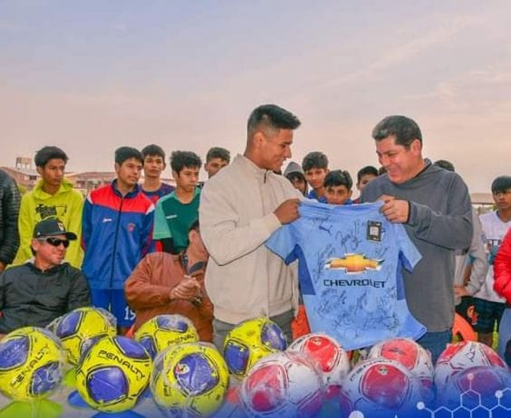 Emotiva entrega de balones de Yomar Rocha a la Academia Universitaria