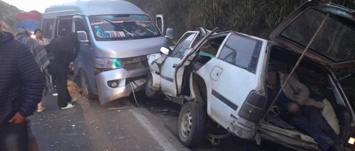 Al menos cuatro heridos tras el choque frontal entre un minibús y una vagoneta en Colomi