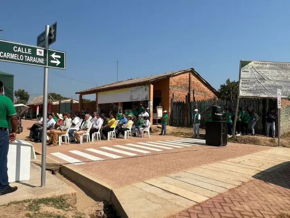 Alcalde Abularach entrega pavimento articulado en tres cuadras