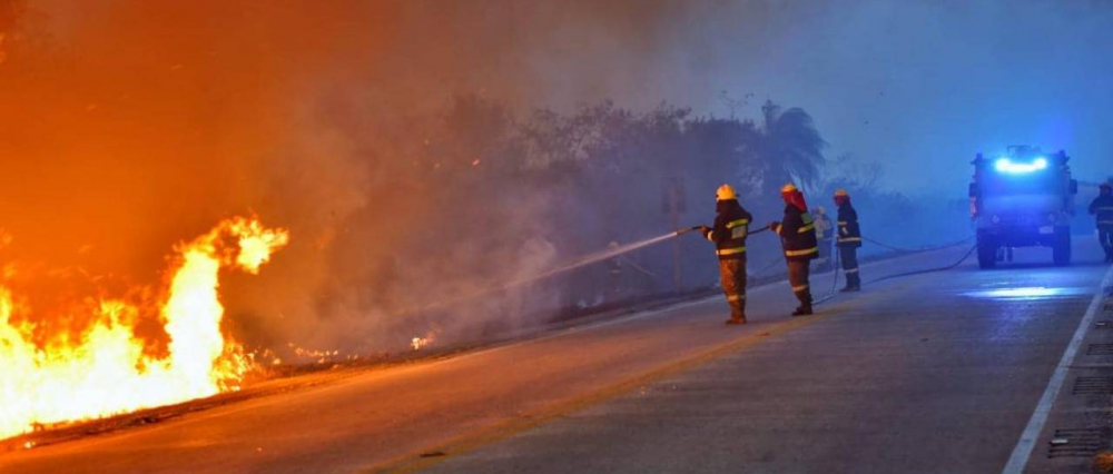 Santa Cruz: Bomberos tratan de sofocar incendios por aire y tierra en Roboré