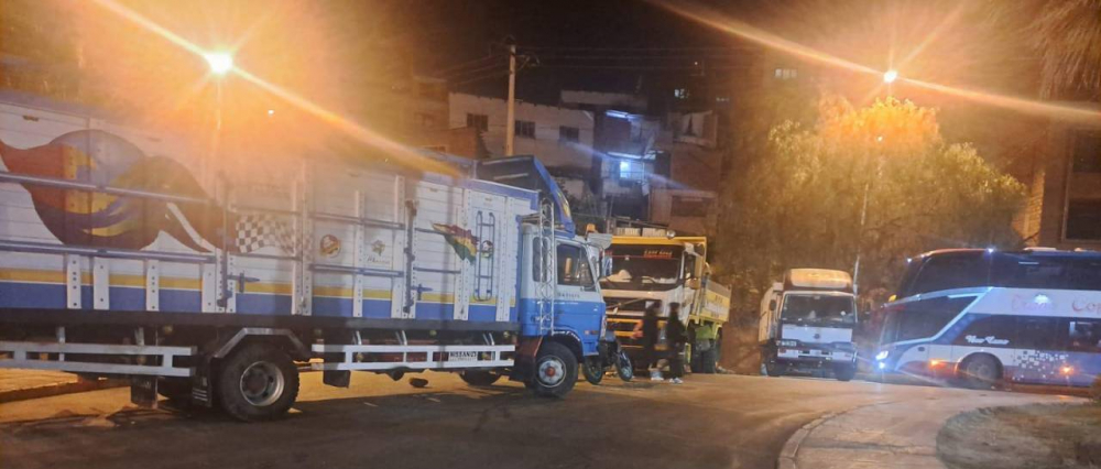 Conductores bloquean en la zona sur de Cochabamba demandando diésel en los surtidores