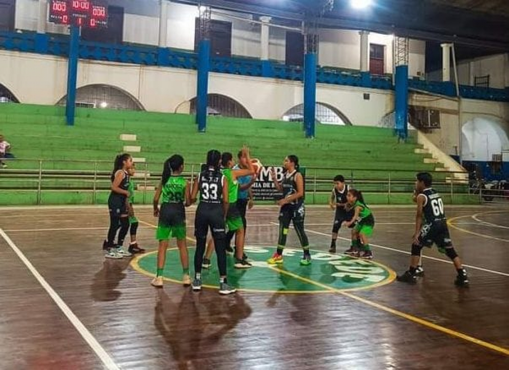 Básquetbol municipal en Trinidad: una noche llena de acción y talento