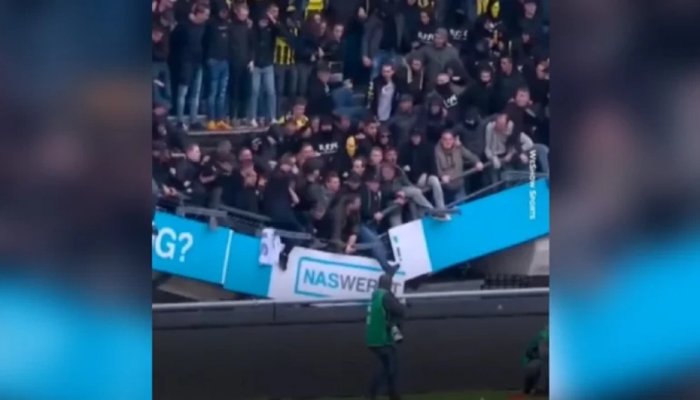 El impactante momento cuando la gradería de un estadio se vino abajo con decenas de hinchas