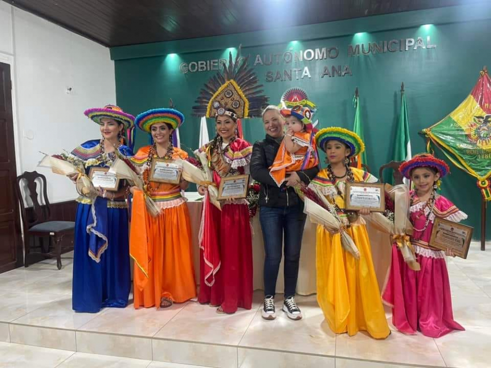 Soberanas encienden  la fiesta movima con  su folklore y belleza