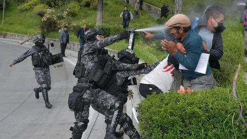 La Policía Boliviana reprime bloqueos de transportistas en La Paz