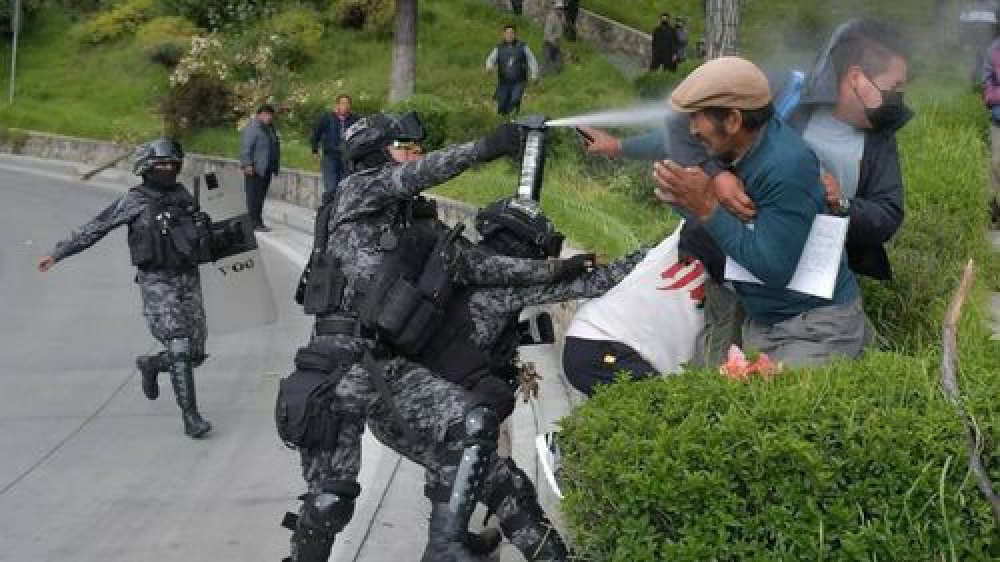 La Policía Boliviana reprime bloqueos de transportistas en La Paz