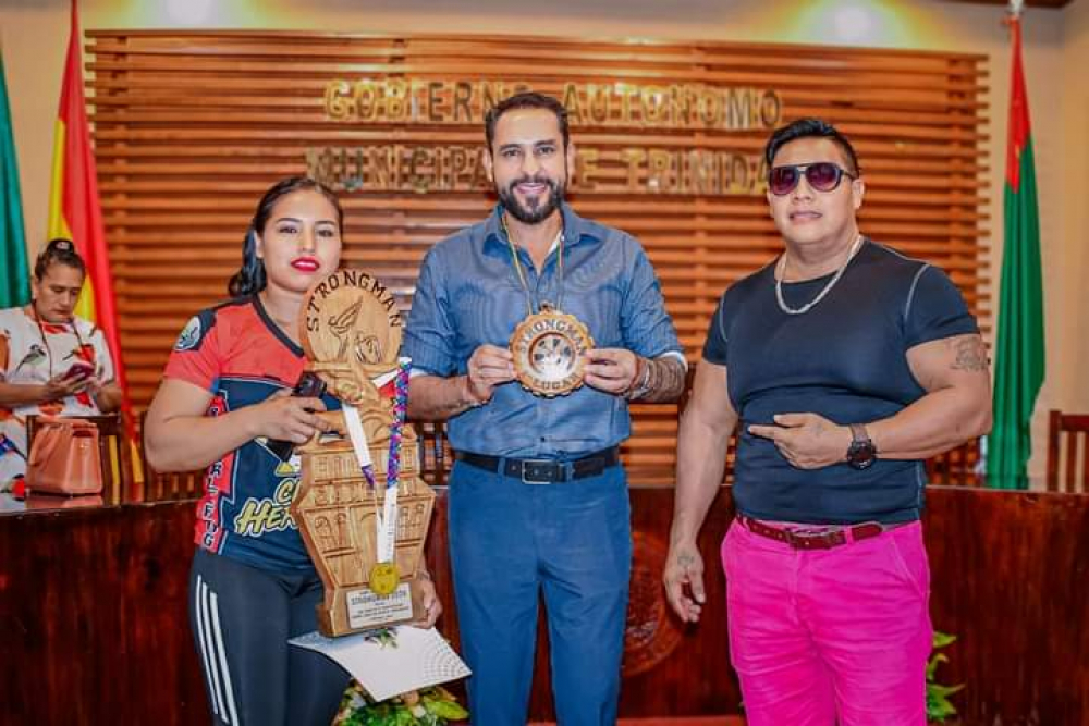 Medallistas del Hombre y La Mujer Más Fuerte reciben reconocimiento del alcalde Cámara